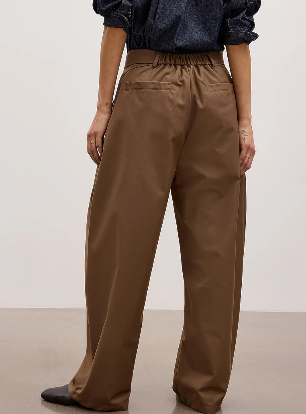 Buttoned belt pleated barrel-leg pant