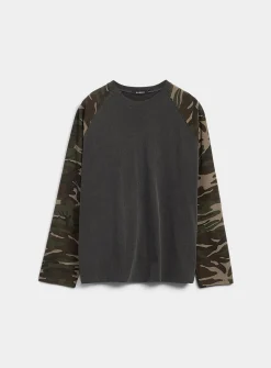 Camo-sleeve loose T-shirt
