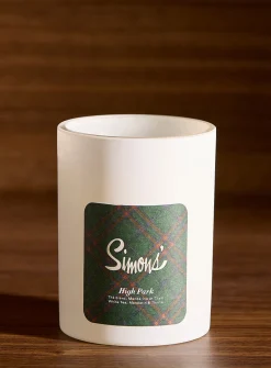 Canadian-inspired scented candle
