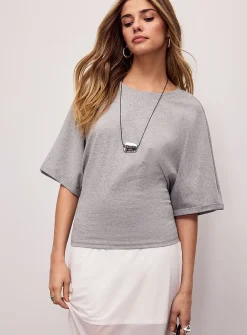 Cape-style back elbow-sleeve T-shirt