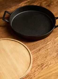 Cast iron skillet with bamboo tray