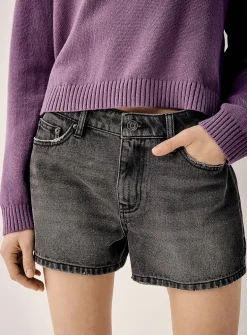 Casual low-rise short