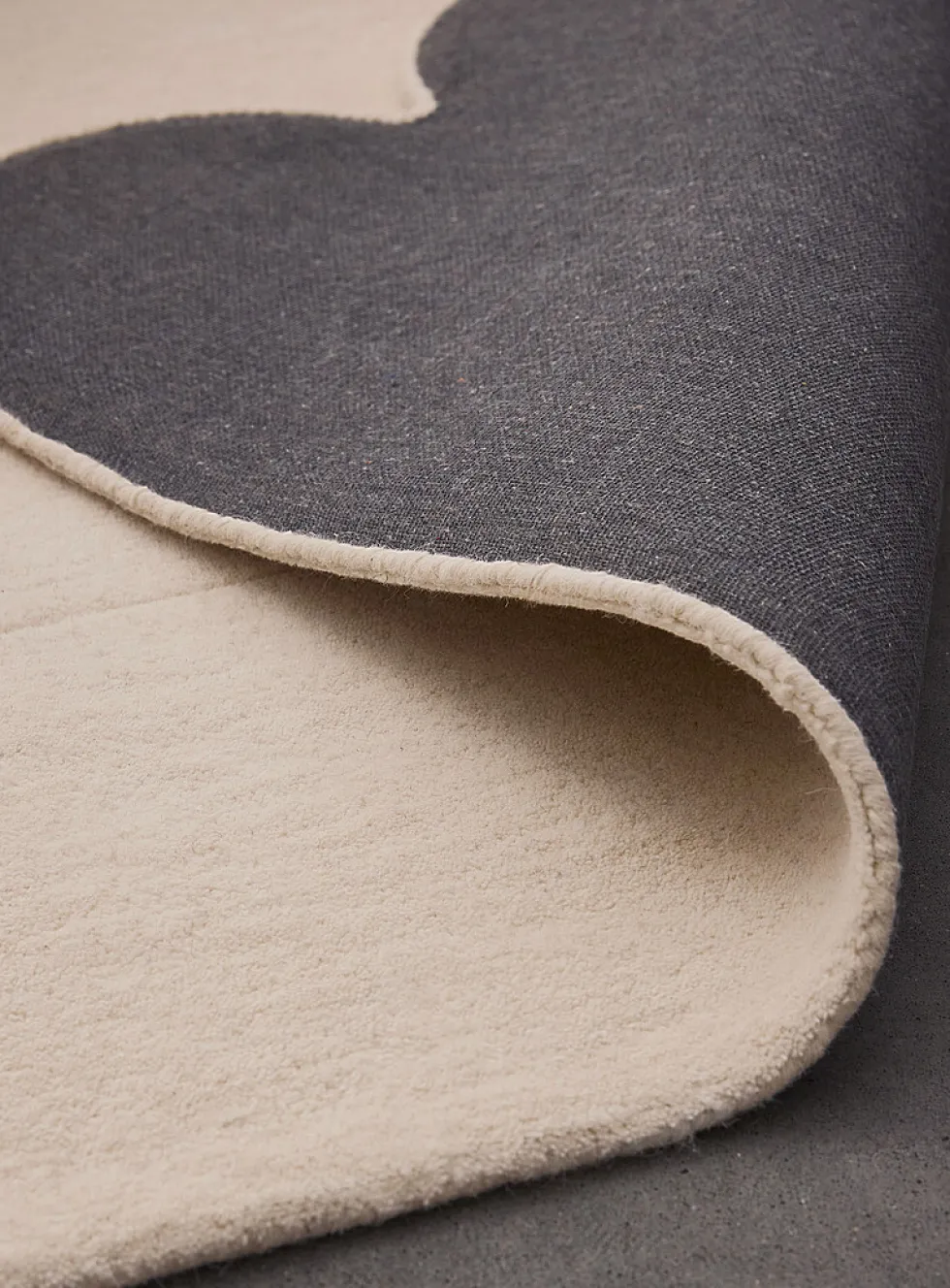 Claude scalloped trim tufted handcrafted rug