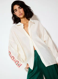 Colourful embroidered-back loose shirt