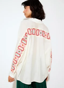 Colourful embroidered-back loose shirt