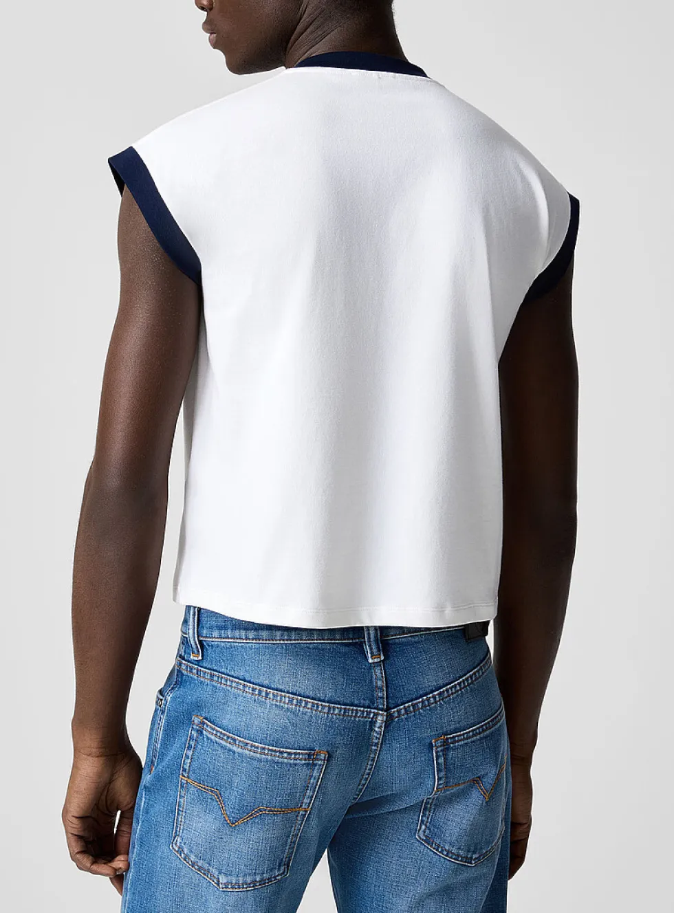 Contrast trim V-neck cropped T-shirt