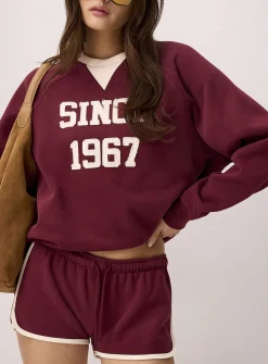 Contrasting collar and embroidery fleece sweater