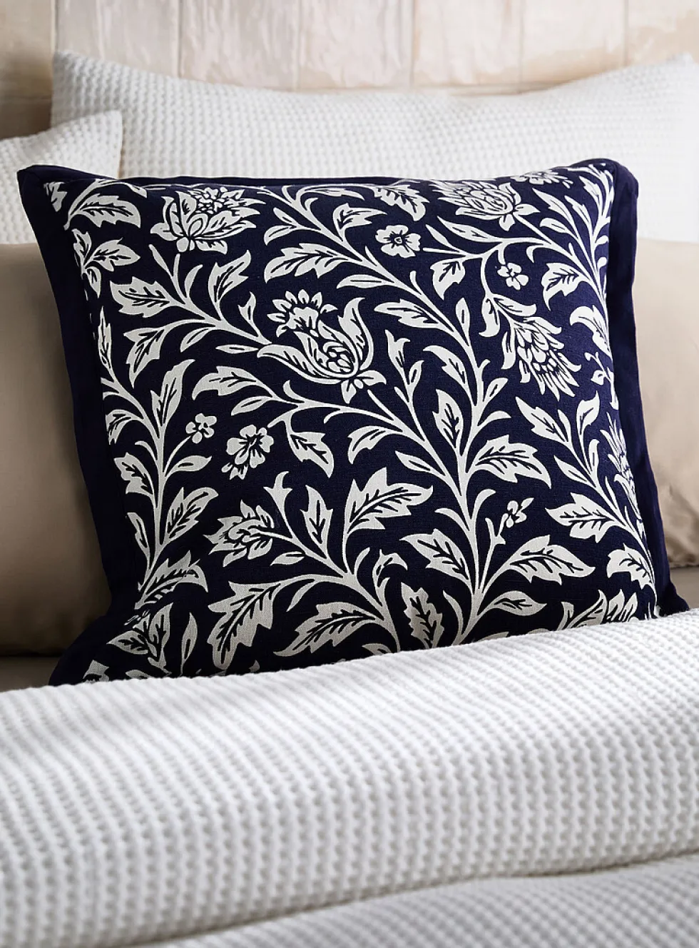 Contrasting flowers linen-blend removable-cover cushion