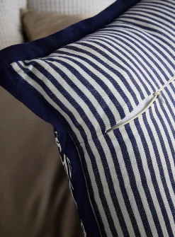 Contrasting flowers linen-blend removable-cover cushion