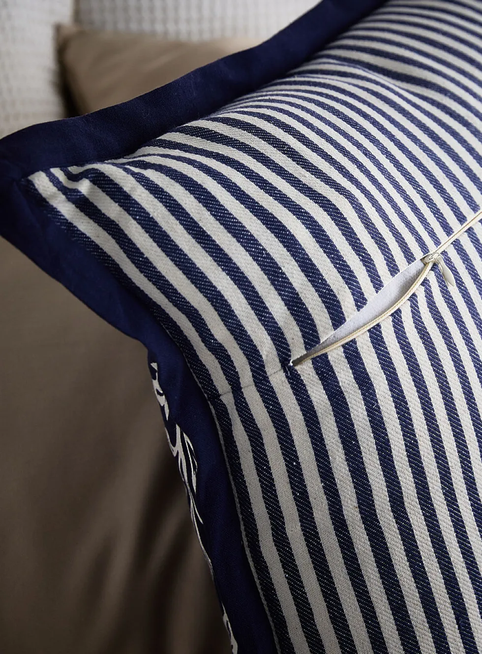 Contrasting flowers linen-blend removable-cover cushion