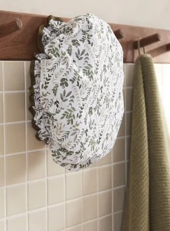 Contrasting foliage shower cap