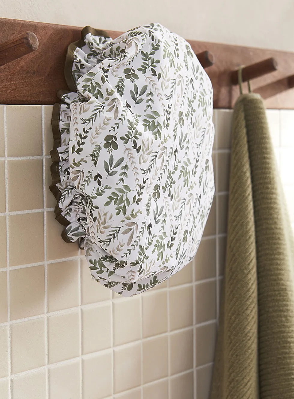 Contrasting foliage shower cap