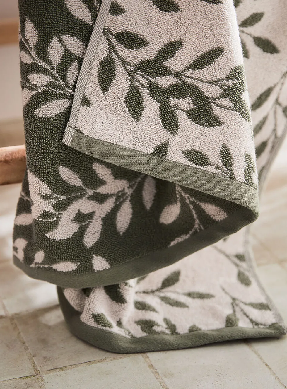 Contrasting leaves organic cotton reversible towels