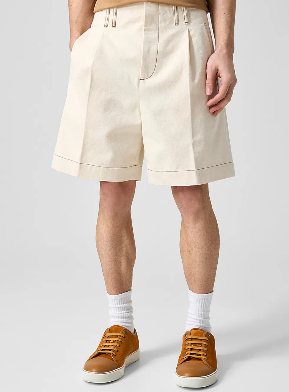 Contrasting stitching pleated short