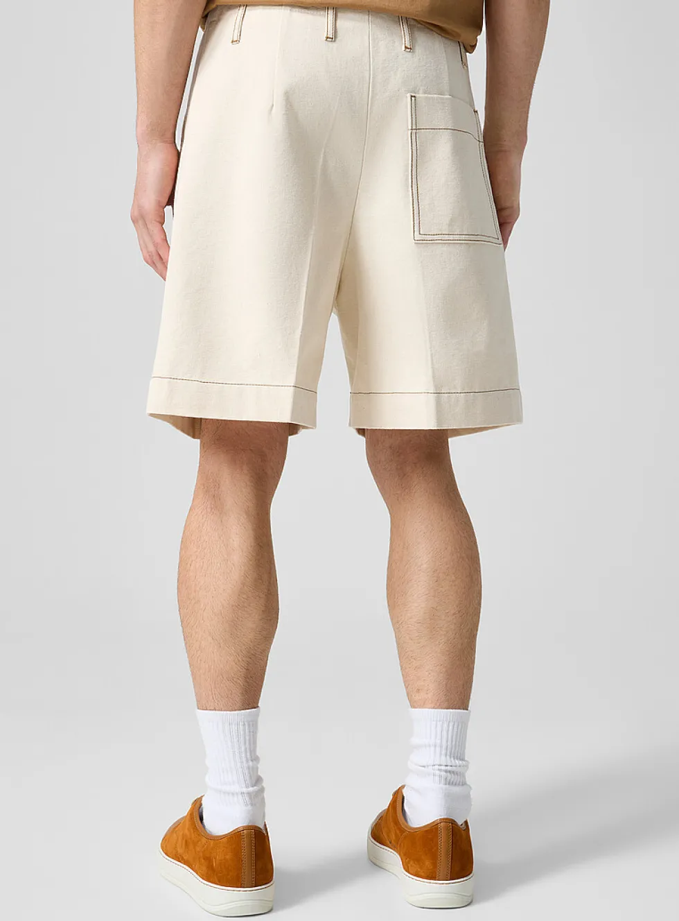 Contrasting stitching pleated short