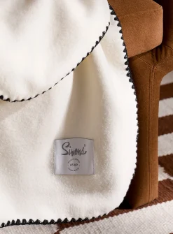 Contrasting trim polar fleece throw