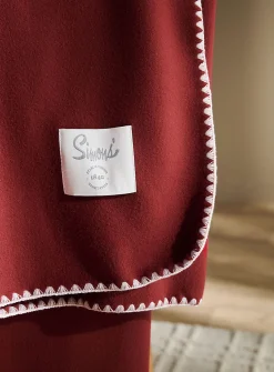 Contrasting trim polar fleece throw