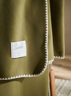 Contrasting trim polar fleece throw