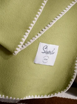 Contrasting trim polar fleece throw
