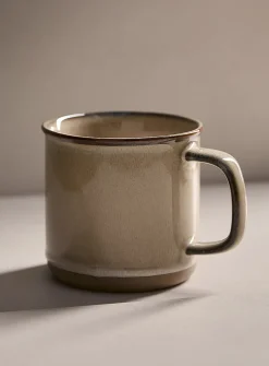 Contrasting trim speckled mug