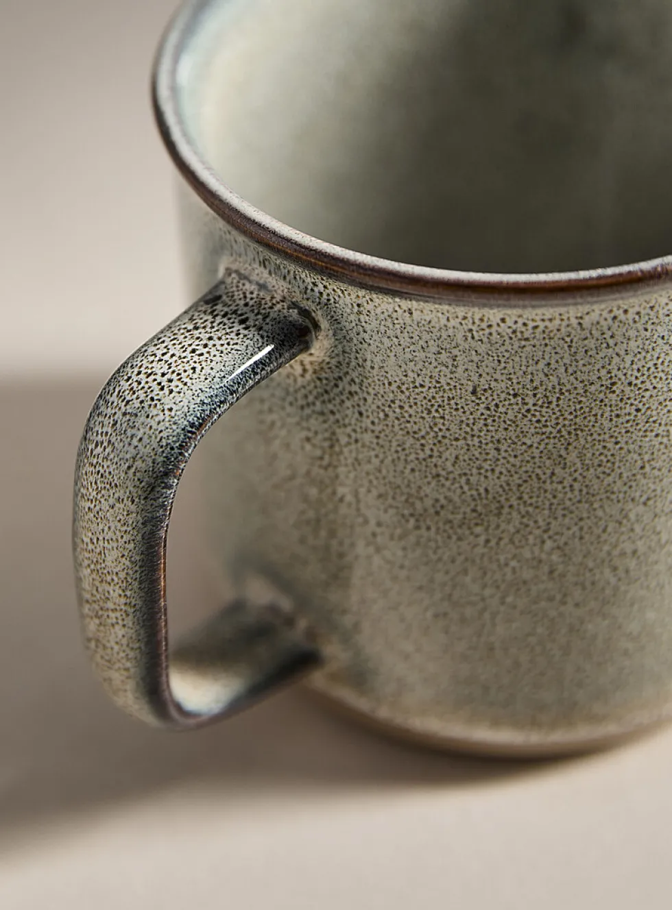 Contrasting trim speckled mug