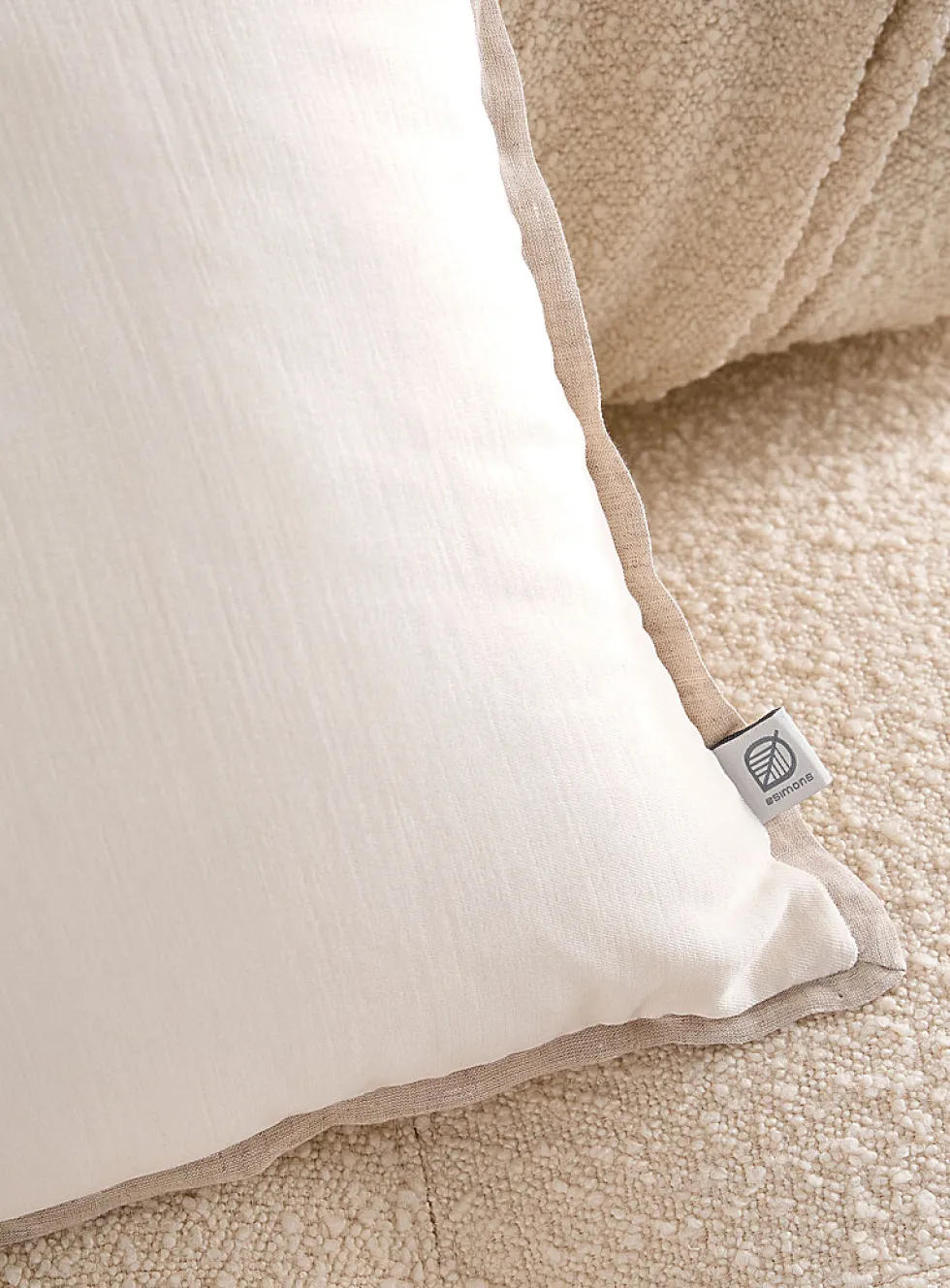Contrasting trim velvet removable-cover cushion