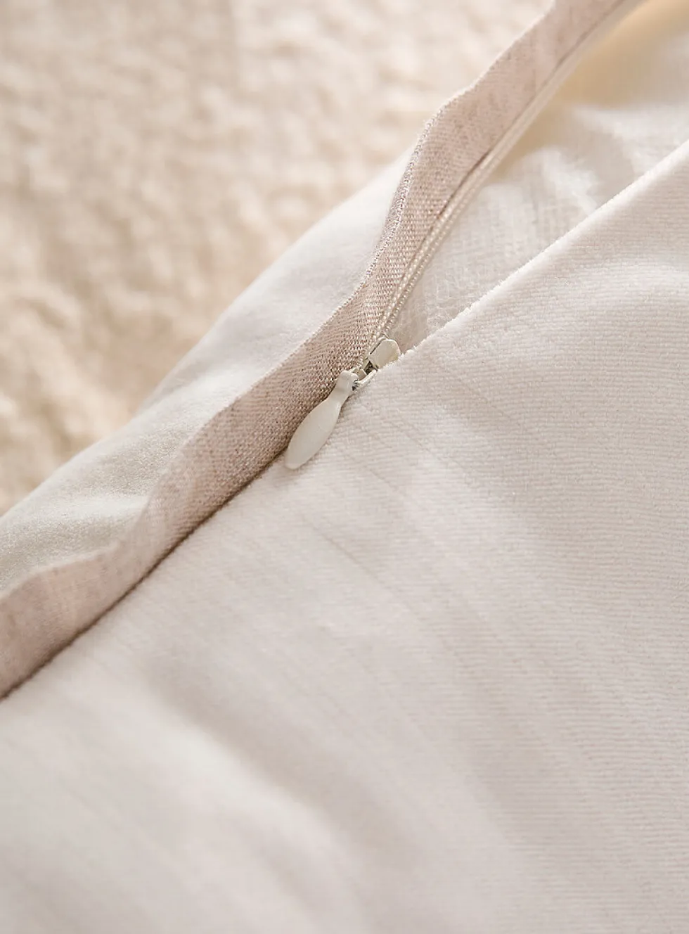 Contrasting trim velvet removable-cover cushion