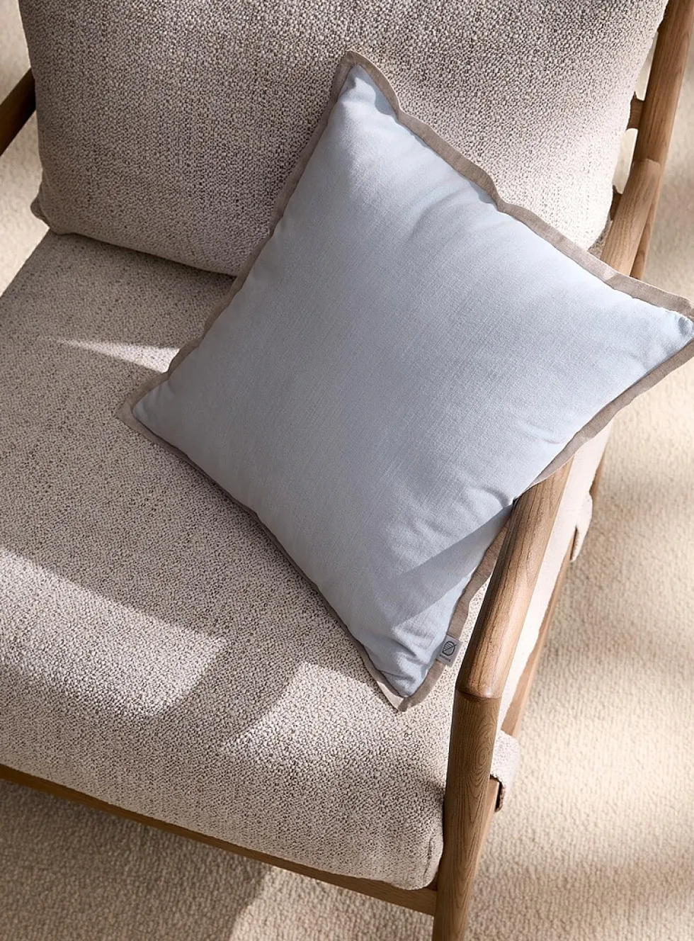 Contrasting trim velvet removable-cover cushion
