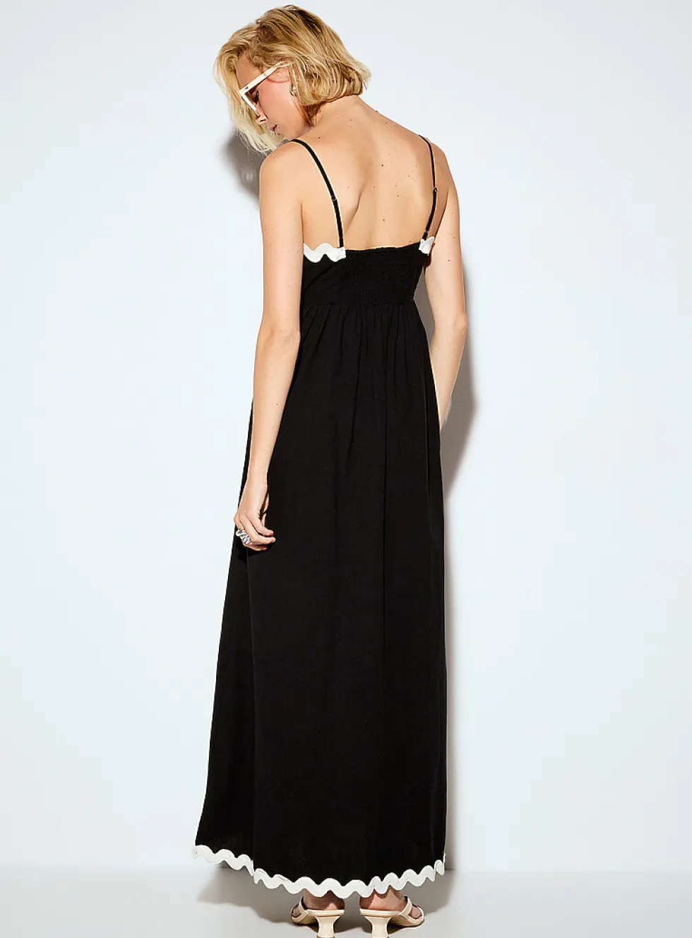Contrasting wavy trim maxi flared dress