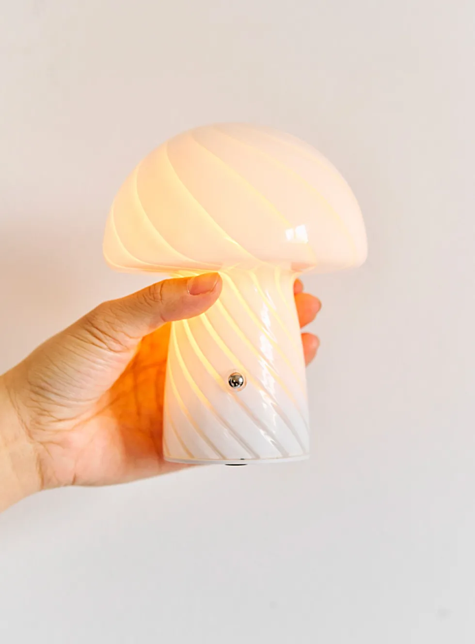 Cordless mushroom table lamp
