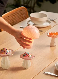 Cordless mushroom table lamp