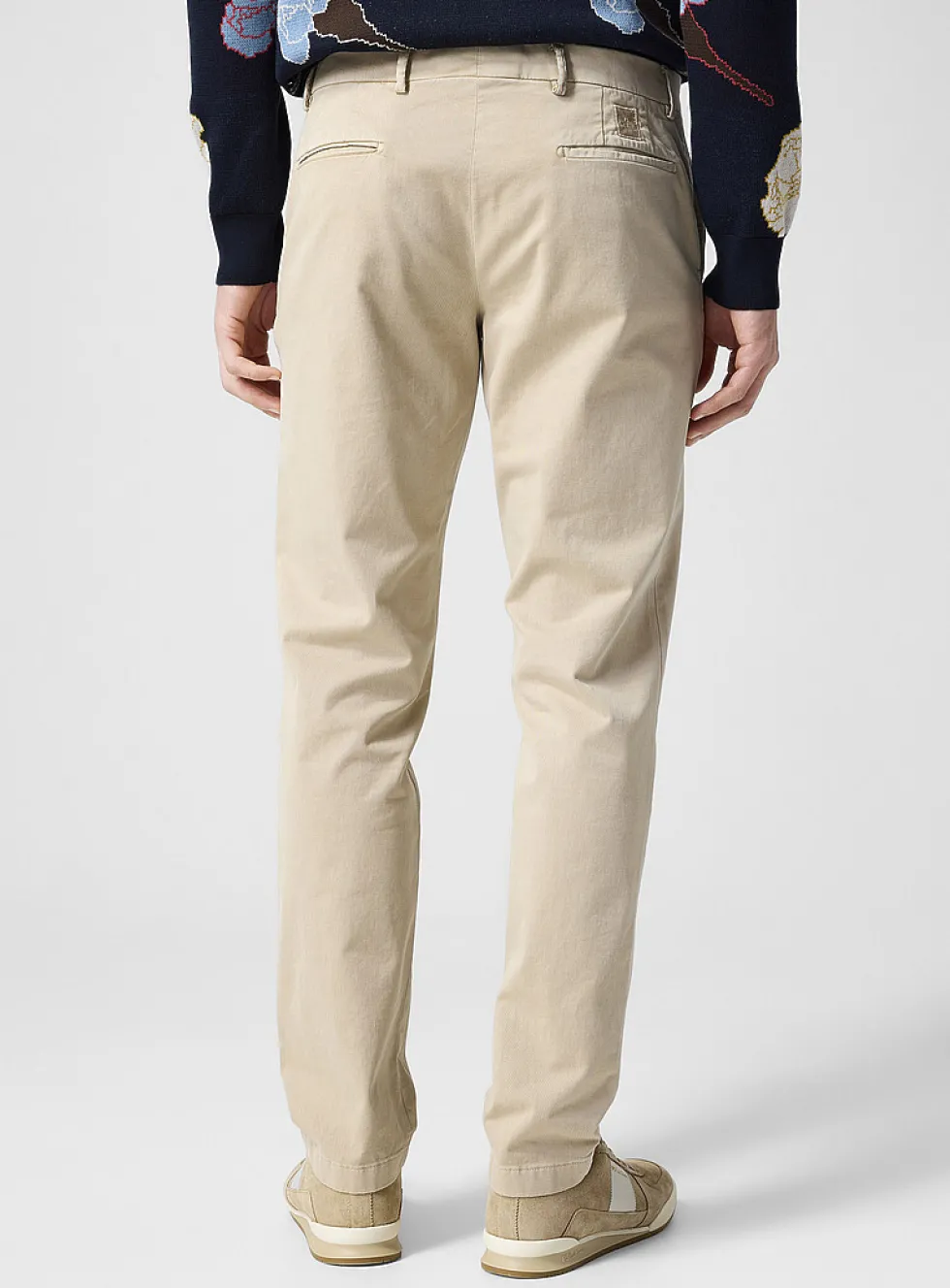 Cream-coloured tapered chino pant