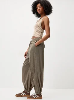 Crinkled cotton barrel-leg jogger