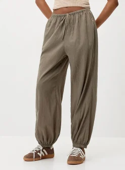 Crinkled cotton barrel-leg jogger