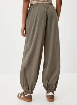 Crinkled cotton barrel-leg jogger