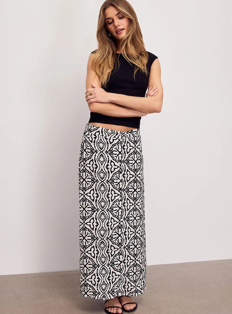 Crinkled texture buttoned midi skirt