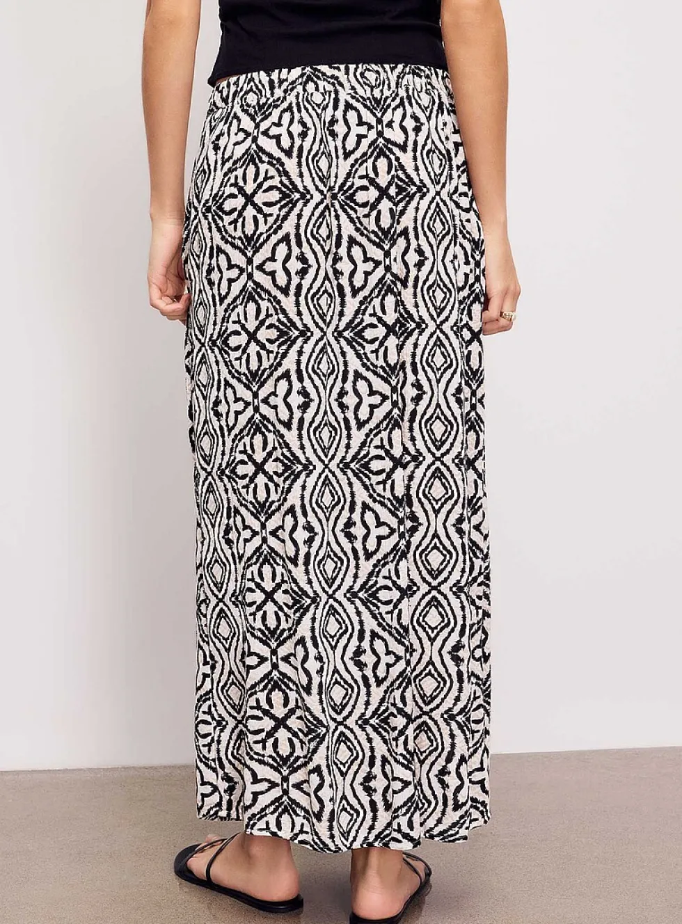Crinkled texture buttoned midi skirt