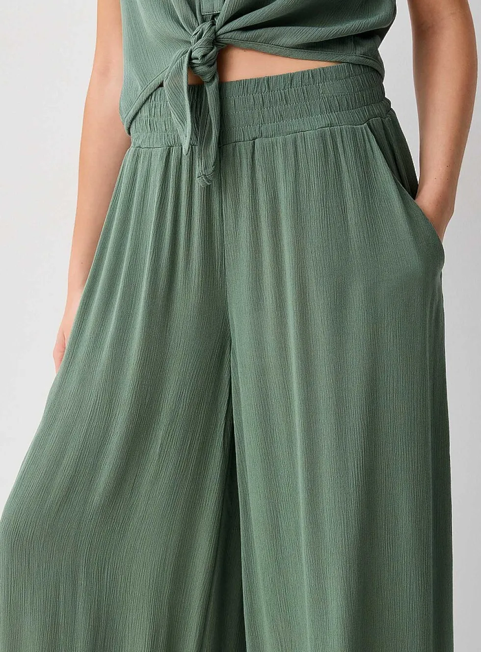 Crinkled texture flowy wide-leg pant