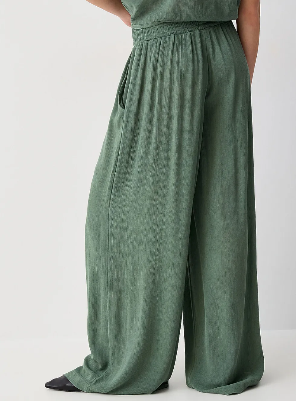 Crinkled texture flowy wide-leg pant