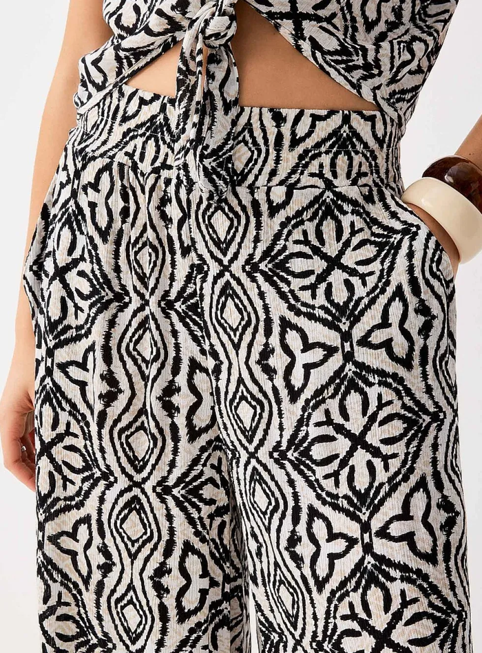 Crinkled texture flowy wide-leg pant