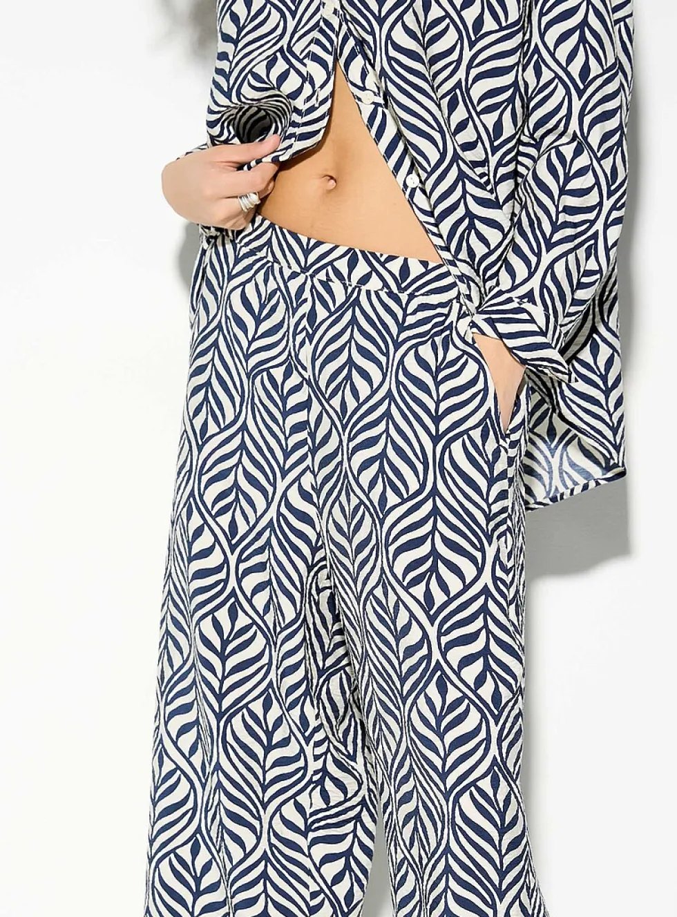 Crinkled texture printed wide-leg pant