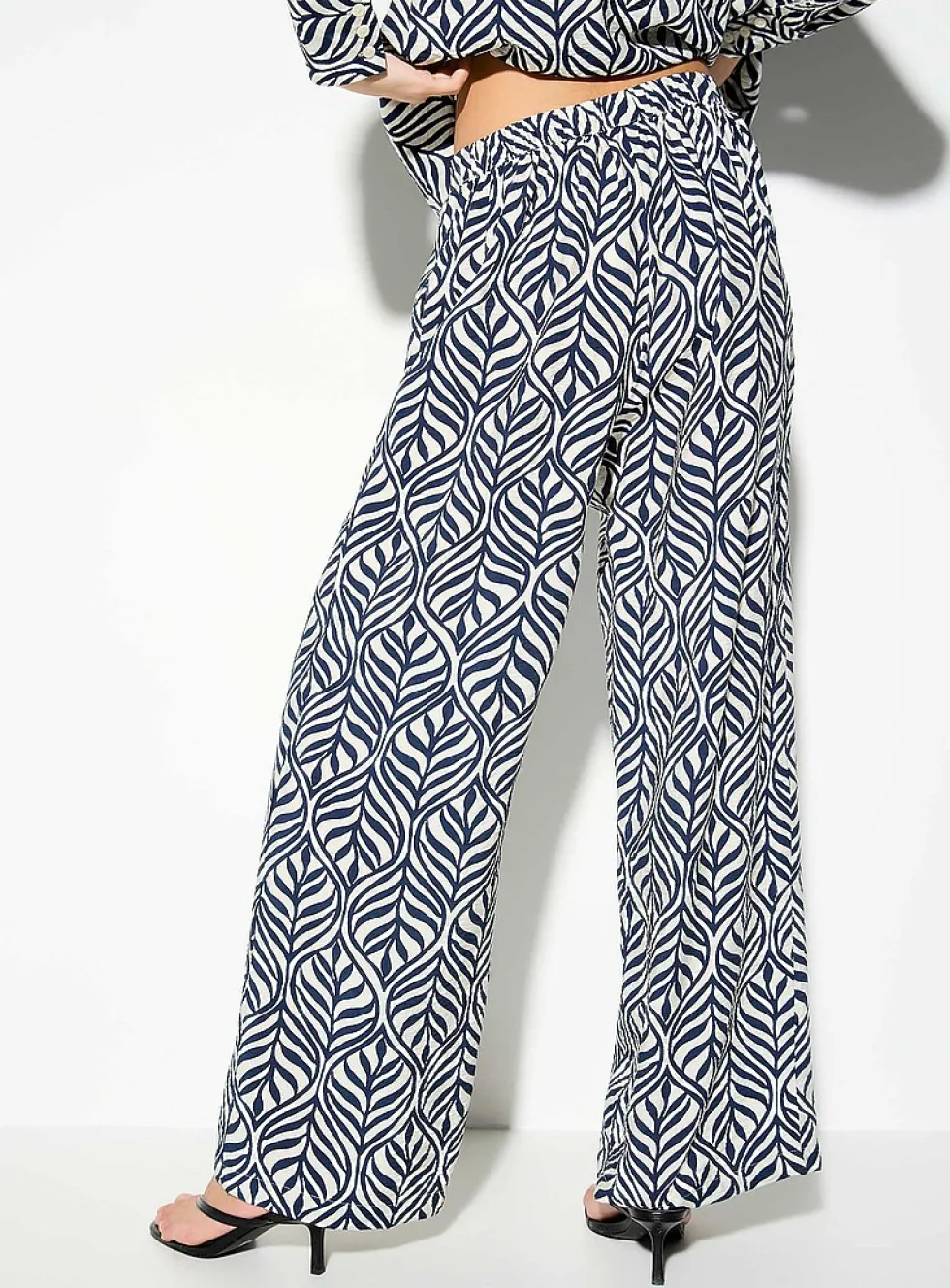 Crinkled texture printed wide-leg pant