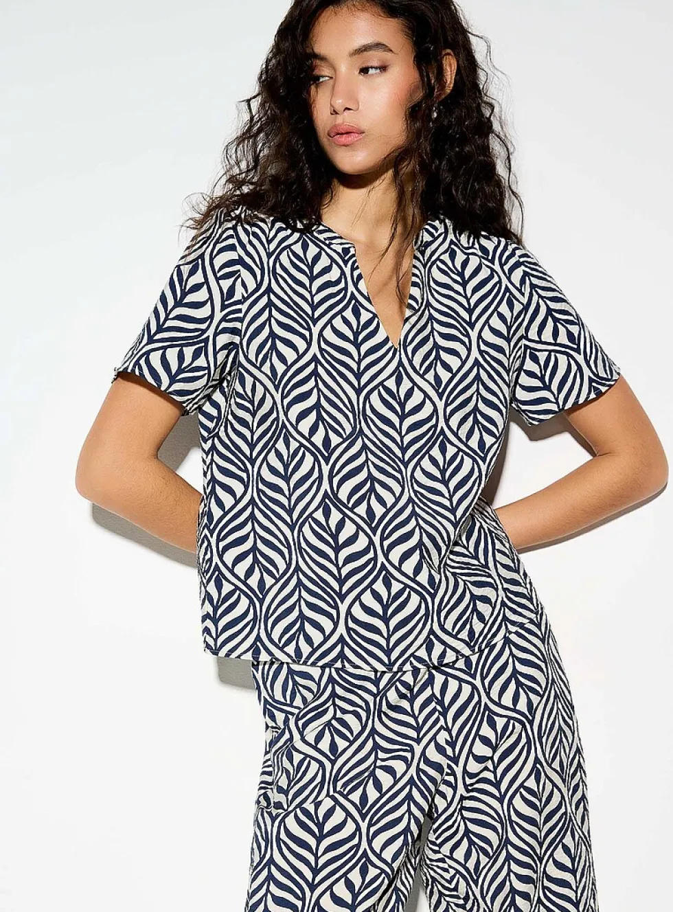 Crinkled texture printed cap-sleeve blouse