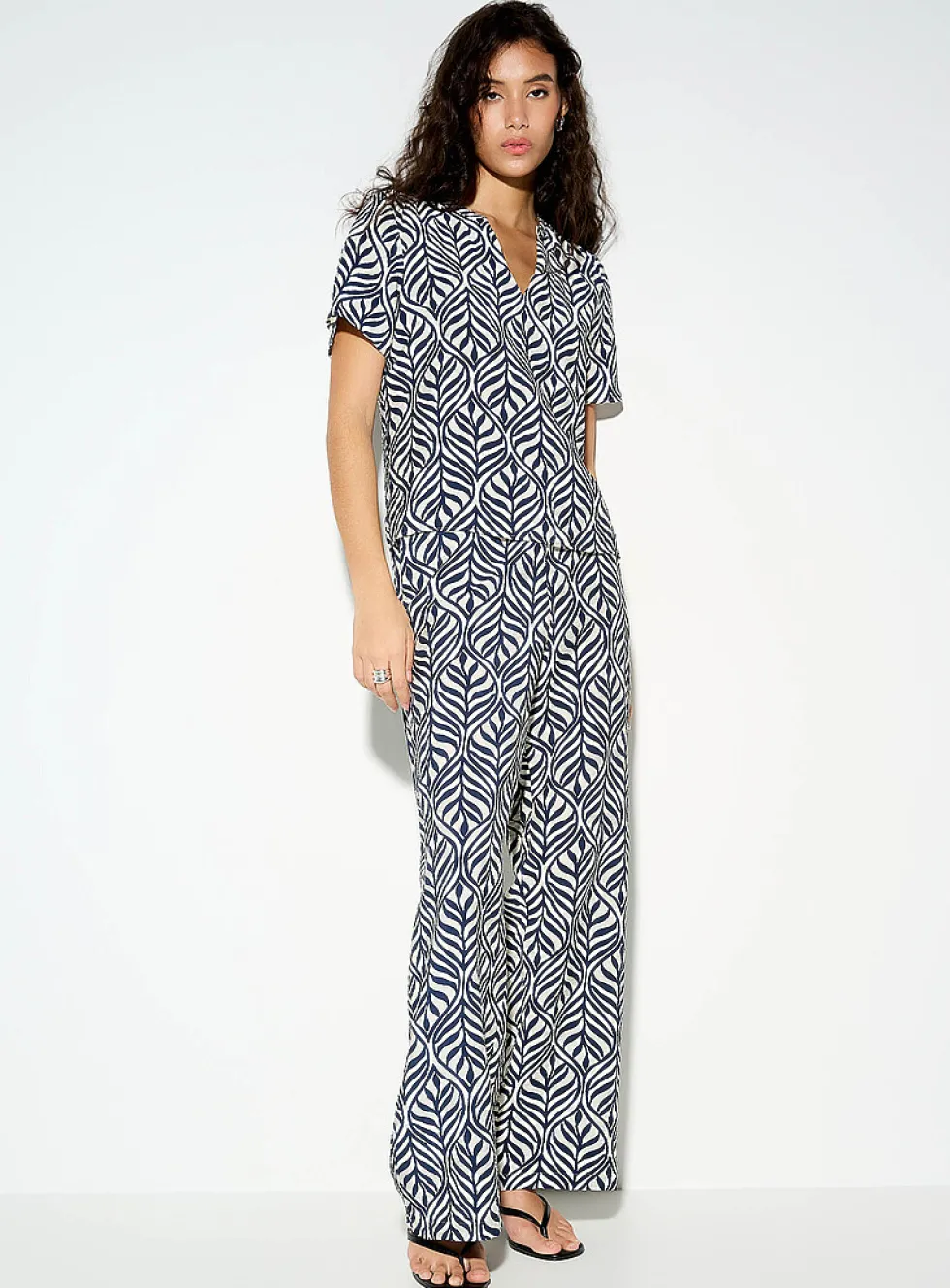 Crinkled texture printed cap-sleeve blouse