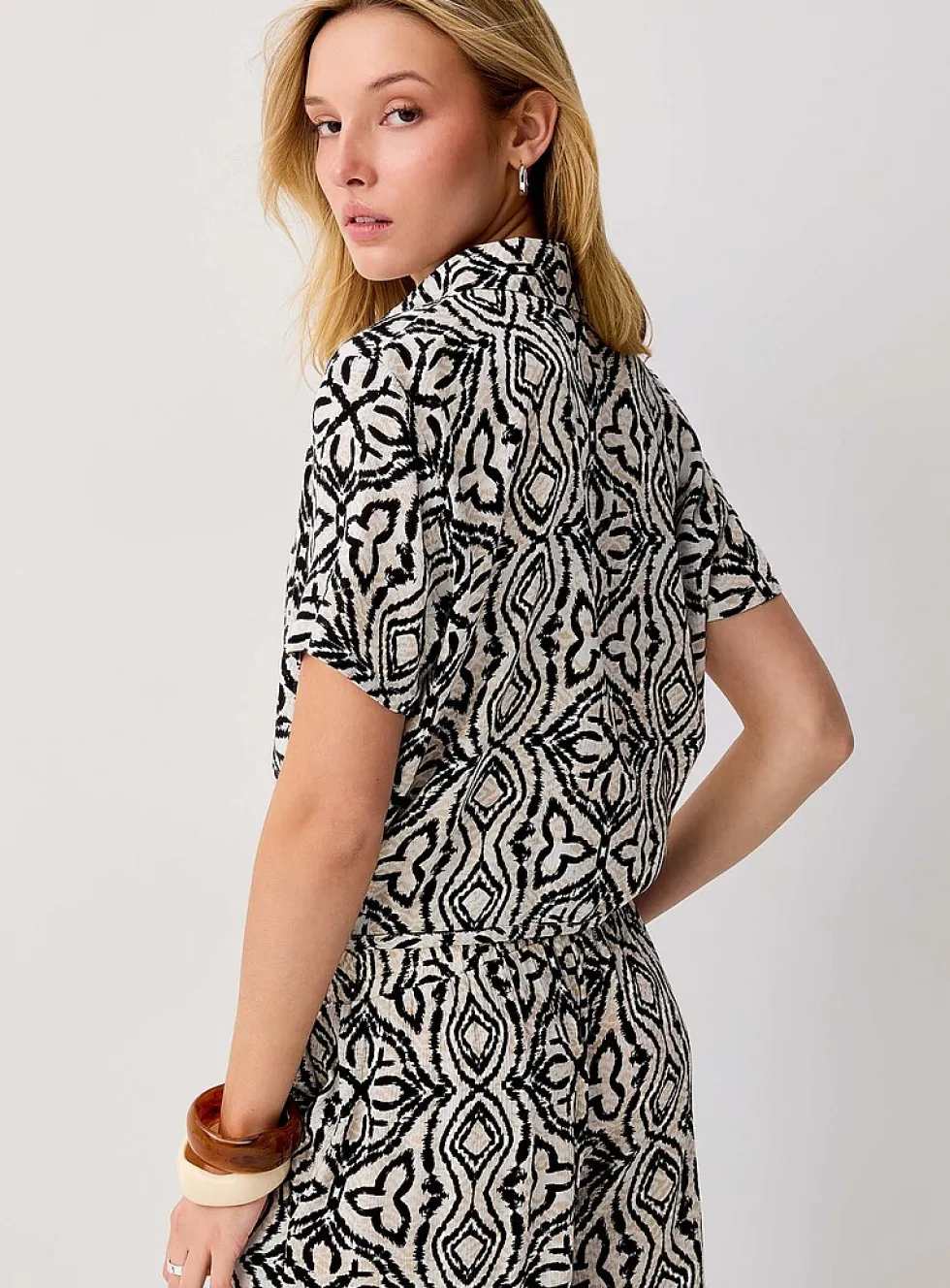 Crinkled texture tie-front cropped blouse