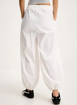 Crisp canvas barrel-leg jogger