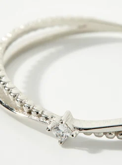 Crossed ring
