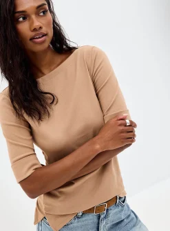 Cuffed sleeves boat-neck T-shirt