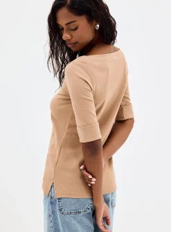 Cuffed sleeves boat-neck T-shirt