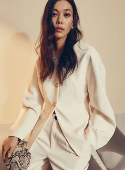Curved-sleeve V-neck fitted blazer